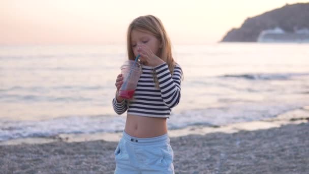 Een Grappig Meisje Drinkt Granaatappelsap Het Strand Bij Zonsondergang Turkije — Stockvideo