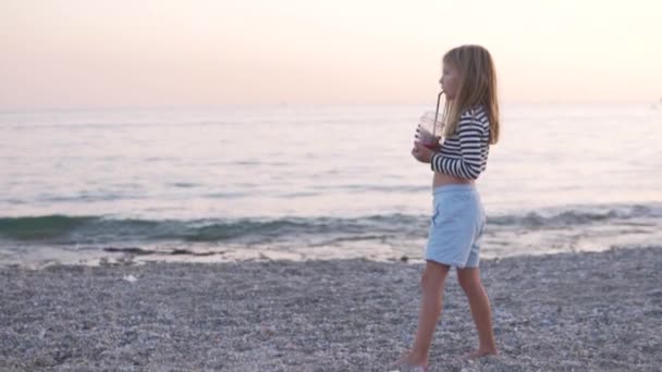 Маленькая Девочка Гуляет Морю Закате Летом — стоковое видео