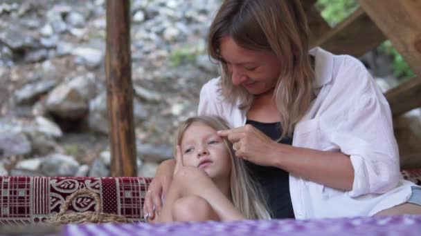 Une Belle Mère Avec Une Petite Fille Attend Ordre Une — Video