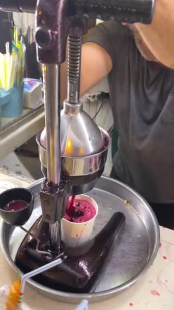 垂直ビデオ 男はトルコのテントの中で外ザクロジュースを作る — ストック動画