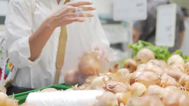 Une Femme Achète Des Oignons Dans Supermarché Gros Plan Les — Video