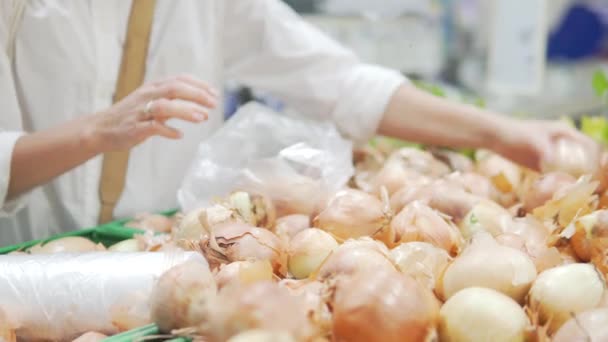 Una Mujer Compra Cebollas Supermercado Primer Plano Las Manos Escriben — Vídeos de Stock