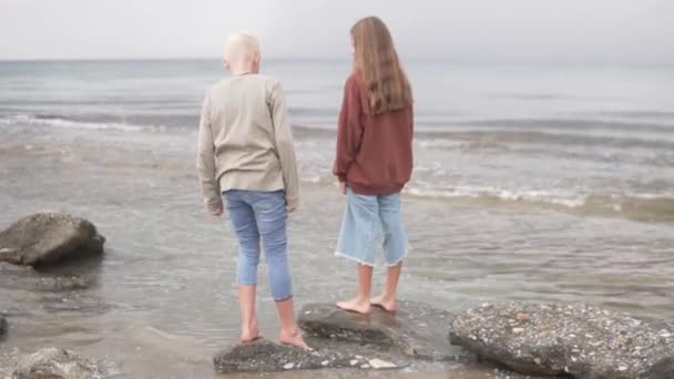 Tonåringar Pojke Och Flicka Titta Det Mulna Havet Ett Romantiskt — Stockvideo