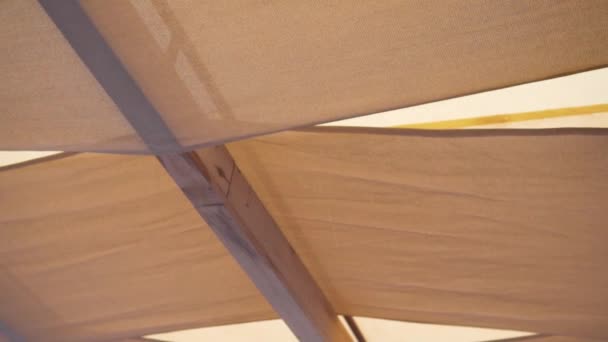 Światło Słoneczne Przecieka Przez Sufit Drewna Tkanin Letnie Słońce Deszcz — Wideo stockowe