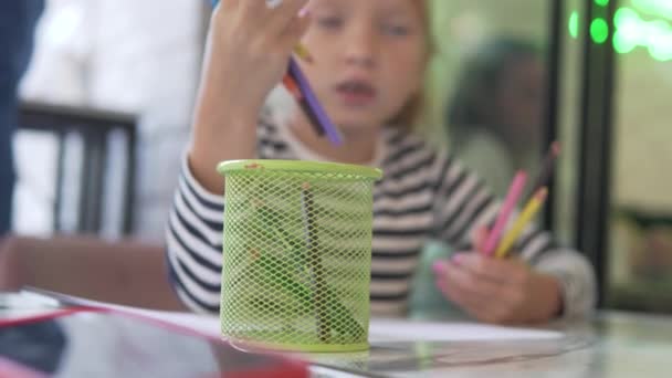 Mała Dziewczynka Bawi Się Kolorowymi Ołówkami Czekając Zamówienie Kawiarni Skup — Wideo stockowe