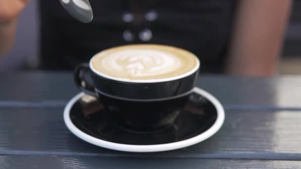 Személy Kéz Keverés Kávé Kanállal Egy Beleavatkozik Egy Kanál Cappuccinóba — Stock videók
