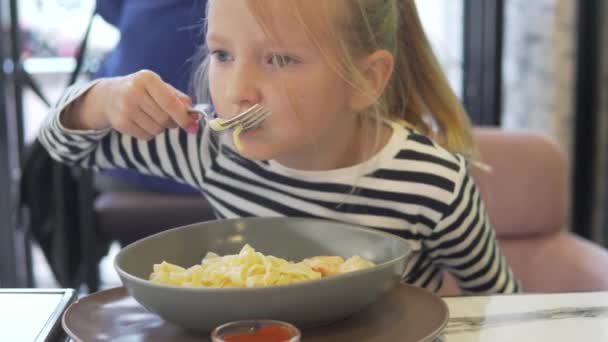 Een Hongerig Kind Eet Zelfgemaakte Pasta Met Ketchup Kauwt Kauwgom — Stockvideo