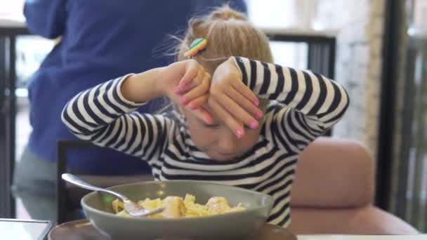 Dziecko Odmawia Jedzenia Makaronu Kawiarni Mała Dziewczynka Robi Makijaż Talerzu — Wideo stockowe
