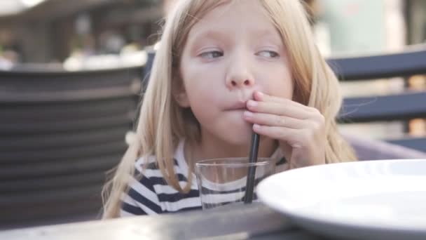 Zabawna Dziewczynka Pije Lemoniadę — Wideo stockowe