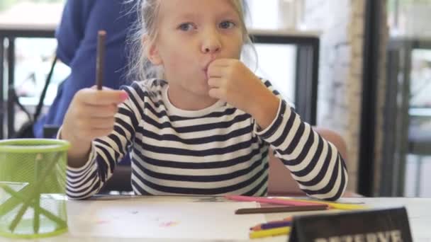 Маленька Дівчинка Жує Жувальний Халат Кафе — стокове відео