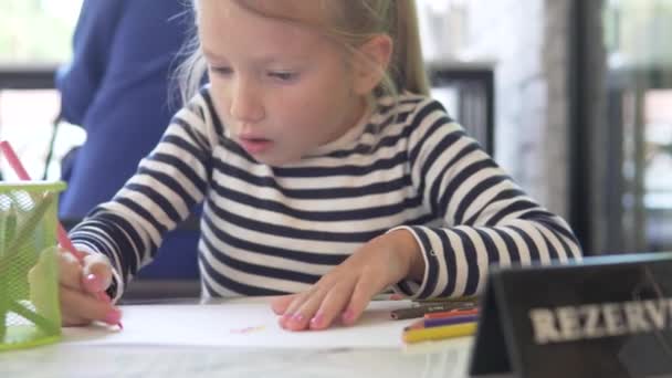 Mała Dziewczynka Rysuje Ołówkami Żuje Gumę — Wideo stockowe