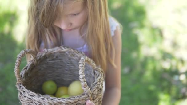 Сумна Маленька Дівчинка Кошиком Зелених Лимонів — стокове відео