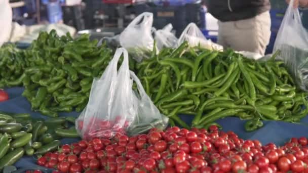 Comprador Recoge Una Bolsa Verduras Mercado Turquía Alanya Mercado Frutas — Vídeos de Stock