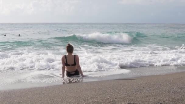 Vista Desde Atrás Una Mujer Sentada Una Playa Arena Olas — Vídeo de stock