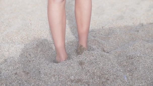 孩子们的脚埋在沙子里 — 图库视频影像