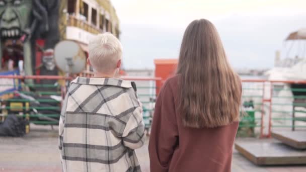 Пара Подростков Едят Мороженое Набережной Порту Турция Алания — стоковое видео
