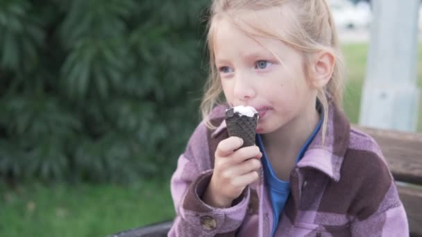 Yaşında Zeki Bir Kız Parkta Dondurma Yiyor — Stok video