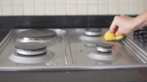 Eine Frauenhand Wäscht Einen Gasherd Mit Einem Schwamm — Stockvideo