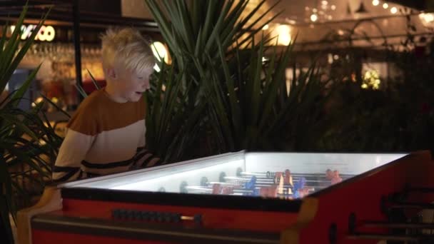 Ευτυχισμένος Έφηβος Παίζει Επιτραπέζιο Ποδόσφαιρο Βράδυ Στο Μπαρ — Αρχείο Βίντεο