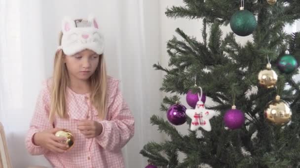 Une Fille Pyjama Masque Sommeil Décorent Sapin Noël Avec Des — Video
