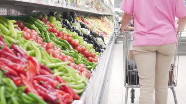 Ein Kunde Mit Einkaufswagen Geschäft Wählt Gemüse — Stockvideo
