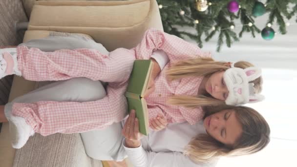 Mamá Lee Libro Hija Mañana Árbol Navidad Vídeo Vertical — Vídeos de Stock