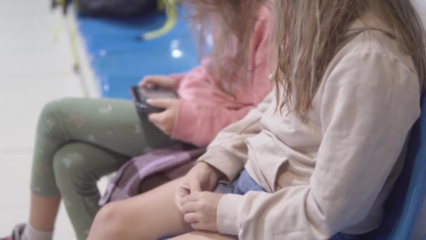 Küçük Kızlar Spor Standlarında Elektronik Konsol Oynuyorlar Yakın Plan Kameraları — Stok video