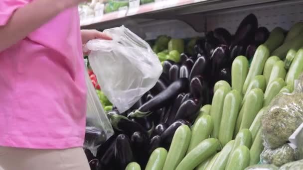 Eine Frau Kauft Zucchini Einem Geschäft — Stockvideo