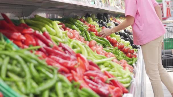 Жінка Візком Купує Овочі Супермаркеті — стокове відео