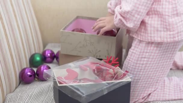 Ένα Παιδί Βγάζει Μπάλες Χριστουγεννιάτικου Δέντρου Από Ένα Κουτί — Αρχείο Βίντεο