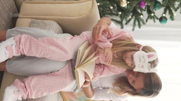 Doce Mãe Filha Assistir Livro Manhã Natal — Vídeo de Stock