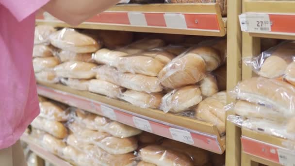 Ein Gesichtsloser Kunde Wählt Brot Aus Dem Supermarkt — Stockvideo