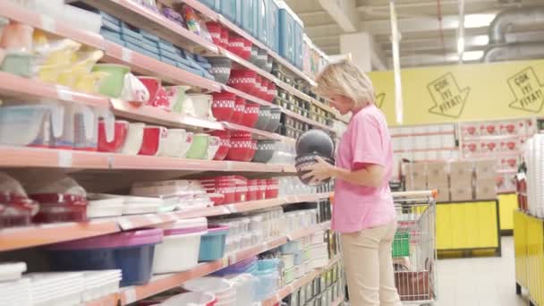 Eine Frau Nimmt Einem Supermarkt Lebensmittel Der Theke Entgegen — Stockvideo