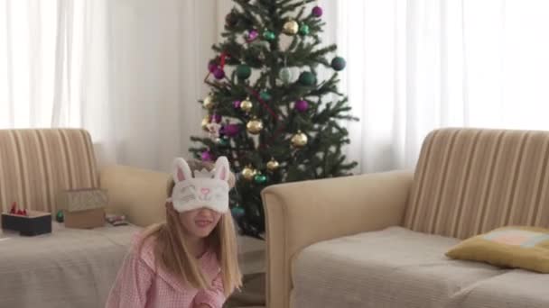Een Grappig Klein Meisje Pyjama Danst Bij Kerstboom — Stockvideo