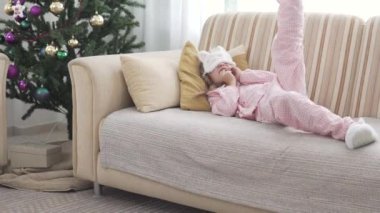 Bebek sabah hediyeyi izlemek için Noel ağacına gider..