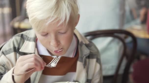 Bir Genç Çocuk Bir Restoranda Kahvaltı Yapar — Stok video