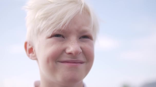 顔を閉じて 空に対して幸せなブロンドの男の子 — ストック動画