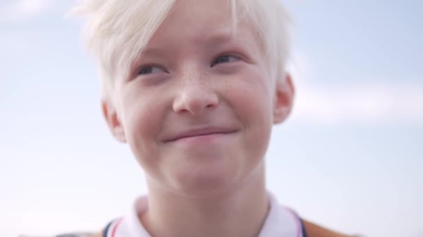 Blonďatý Chlapec Dívá Kamery Proti Obloze Mluví — Stock video