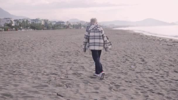Seorang Remaja Laki Laki Berjalan Pantai Pada Hari Berawan Lihat — Stok Video