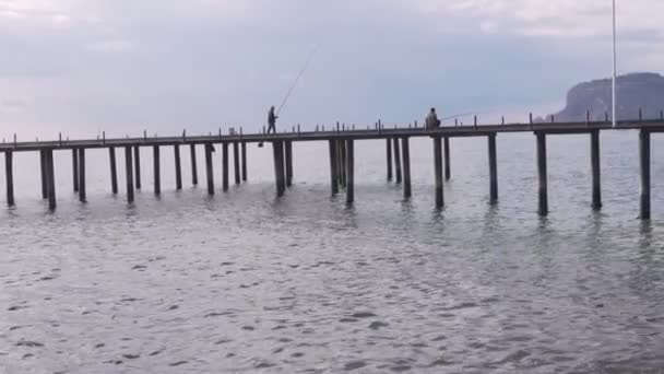 Fiskare Med Fiskespön Fiskar Från Piren Till Havet — Stockvideo