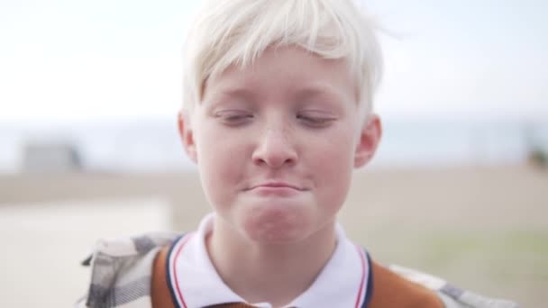 Rapaz Louro Engraçado Faz Maquilhagem Close — Vídeo de Stock