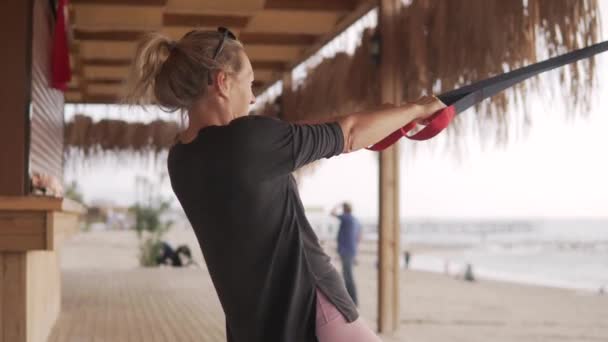 Ćwiczenia Ulicy Kobieta Robi Pompki Opaskach Fitness Lecie Nad Morzem — Wideo stockowe