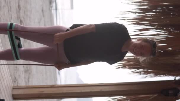 Woman Engaged Fitness Elastic Bands Beach Sea Sporty Woman Rocks — Vídeo de Stock
