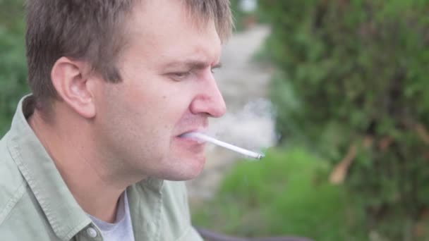 Mann Raucht Zigarette Auf Der Straße — Stockvideo