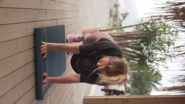 Sokakta spor yapan bir kadının dikey videosu..