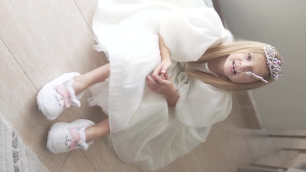 Una Niña Con Una Corona Exuberante Vestido Blanco Sienta Suelo — Vídeos de Stock