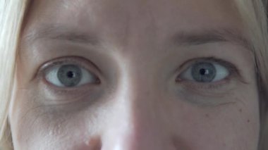 Bir kadının portresini yakından çek mutlu mavi-gri gözler kameraya bak, duyguları kapat. 