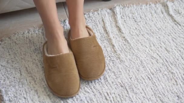 Piedi Delle Donne Indossano Pantofole Calde Sul Tappeto Vicino Letto — Video Stock