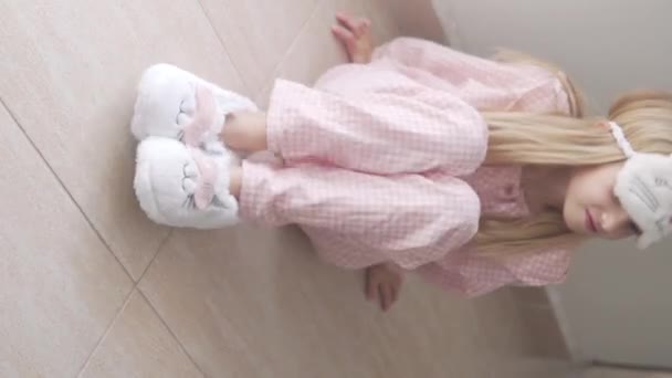 Une Jolie Petite Fille Pantoufles Fourrure Masque Sommeil Sont Assis — Video