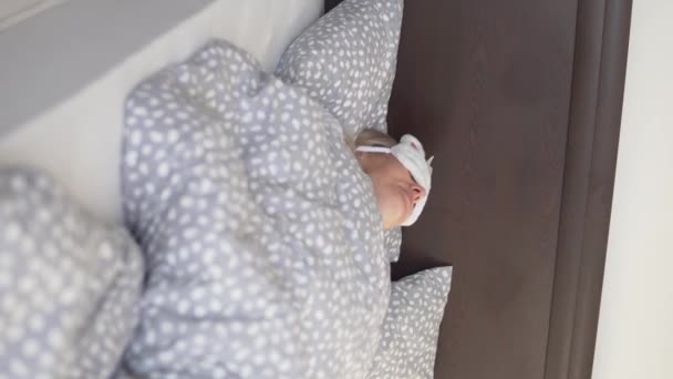 Pionowe Wideo Kobieta Futrzanej Masce Twarzy Śpiąca Łóżku — Wideo stockowe